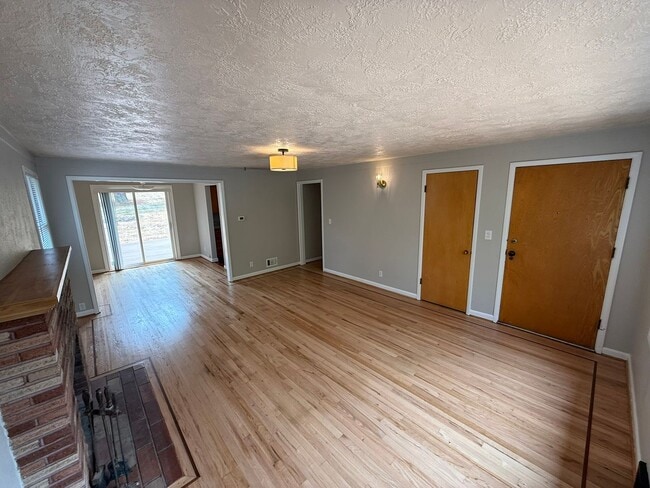 Building Photo - Beautiful Four Bedroom Home in South Salem with Large Backyard and New Paver Patio!