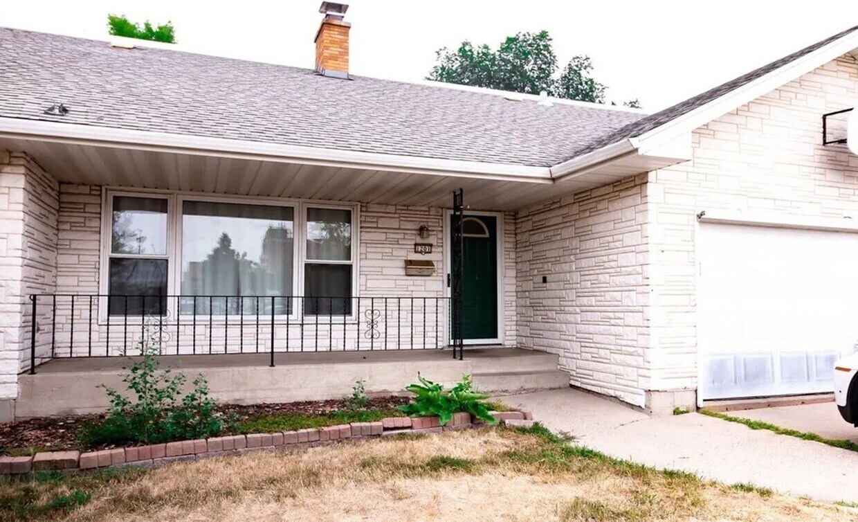 Primary Photo - 4 Bedroom 3 Bathroom - South Fargo - All U...