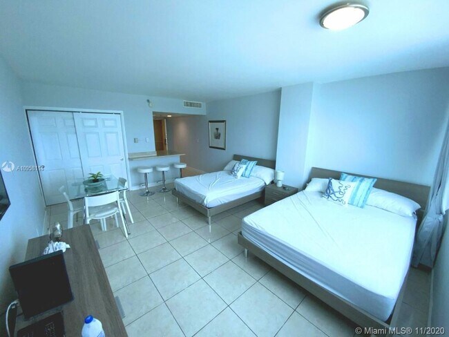Foto del edificio - 5445 Collins Ave