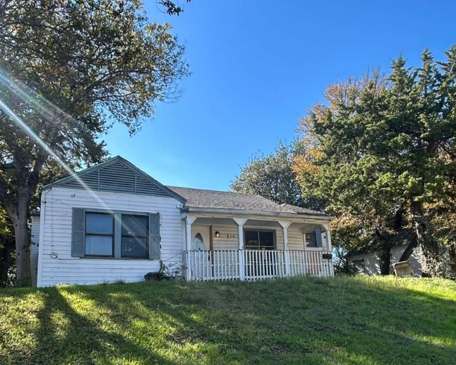 Photo - 314 W Clarendon Dr House