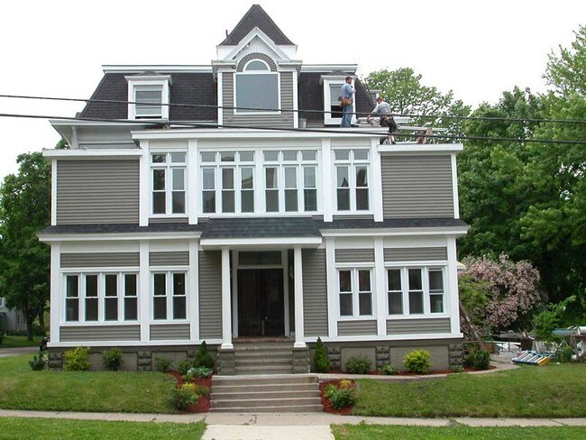10 - 1 bedroom Apartments - 212 Oak St