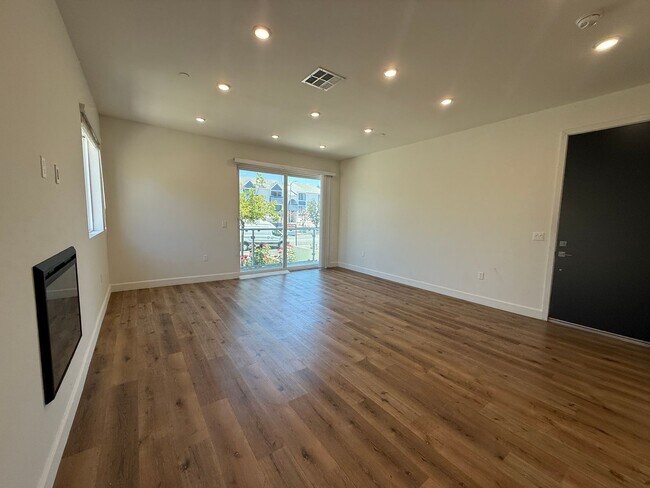 Building Photo - Beautiful 3-Bedroom Townhome in Sherman Oaks!