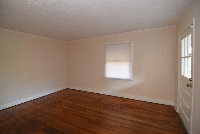 Cute 2 Bedroom Cottage W Hardwood Floors House For Rent In
