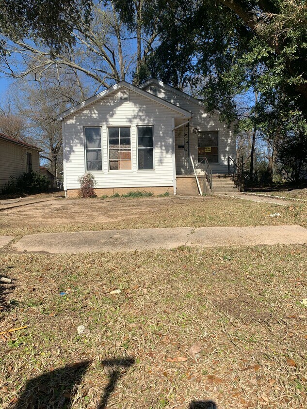 Primary Photo - 3058 Regent St