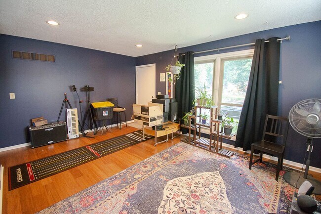 Building Photo - Charming NW Ranch with 2-Car Garage