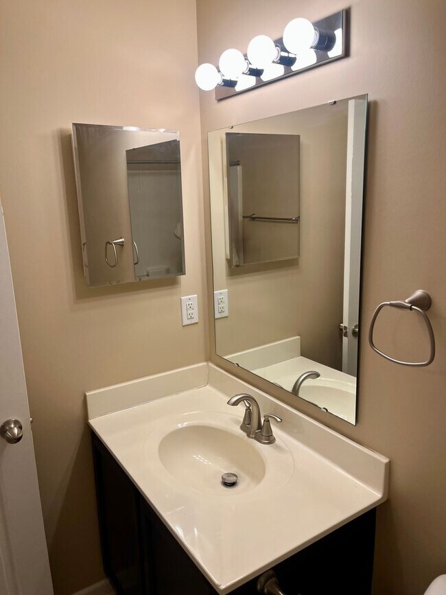 Foto del edificio - 3 Bed 2 Bath Ranch Style House with Fenced Backyard