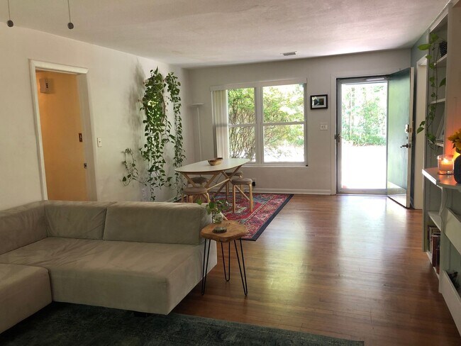 Foto del edificio - Three Bedroom 1.5 Bath Home in Great Location in NW Orman Leigh Estates