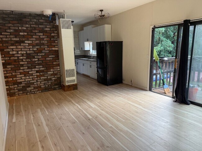 Foto del edificio - 3-Bedroom, 1-Bathroom Home on 2 Acres in Aptos