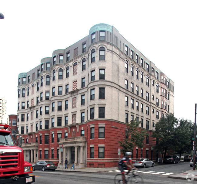 Building Photo - 881 Massachusetts Ave