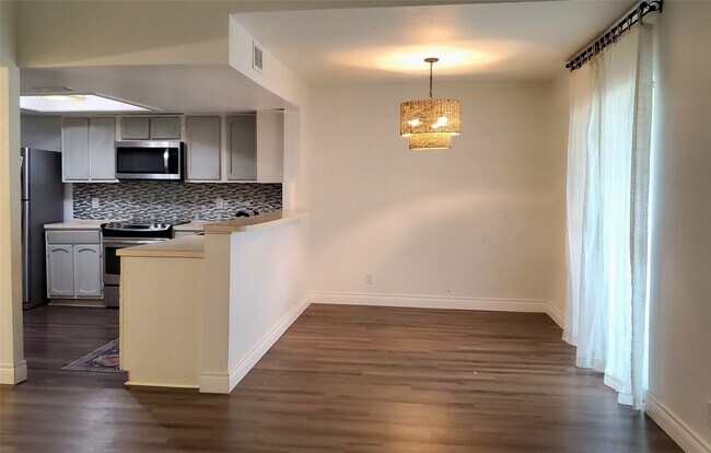 Foto del edificio - 14555 Wunderlich Dr