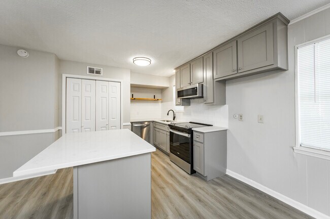 Building Photo - 205 N Fillmore St