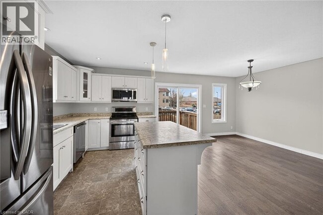 Building Photo - 98 MacNeil Ct