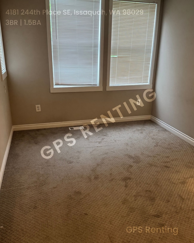 Building Photo - Spacious Two-Level Klahanie Townhome – Nat...