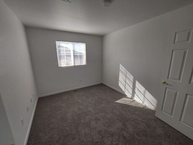 Building Photo - 4 Bed 2 Bath Split Level In Aurora!