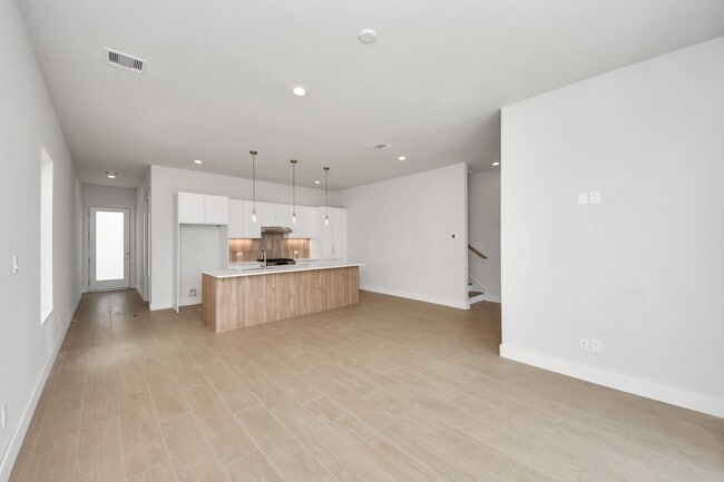 Building Photo - 3004A Ventas Dr