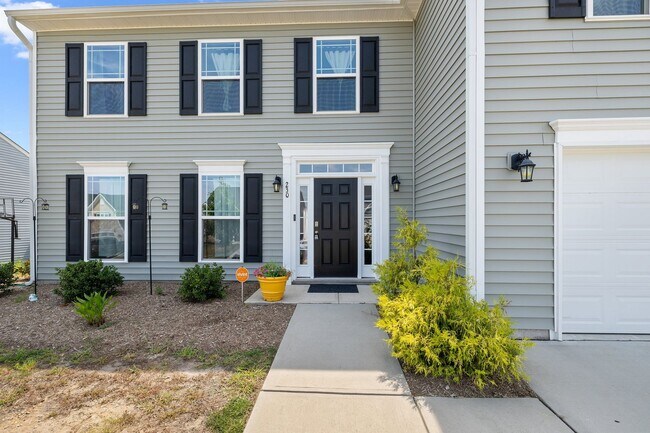 Foto del edificio - 230 Rosewood Ln