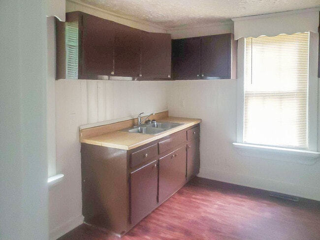 Building Photo - 142 Windsor Ave