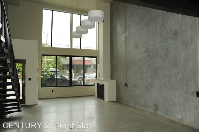 Building Photo - 4430 SE Hawthorne Blvd