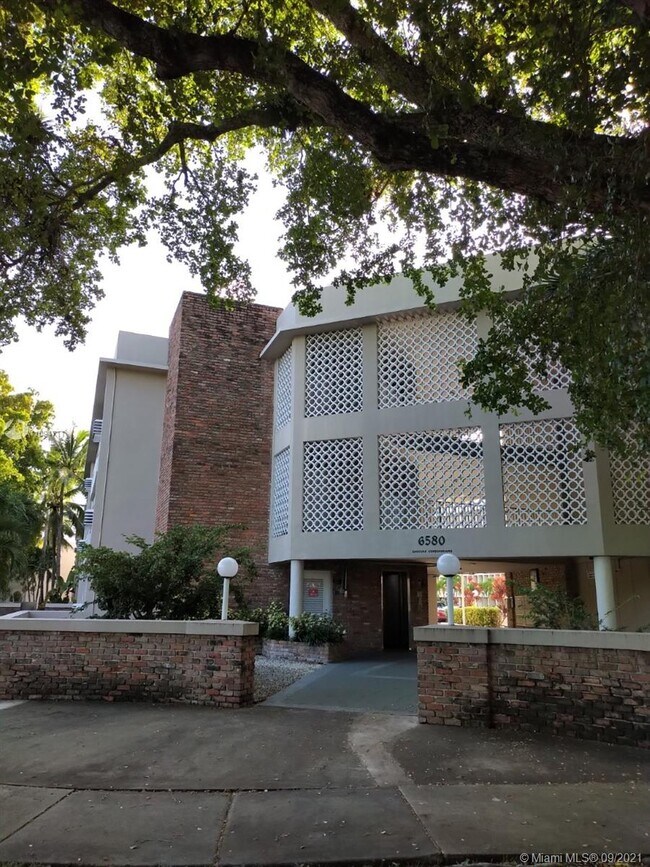 Foto del edificio - 6580 Santona St