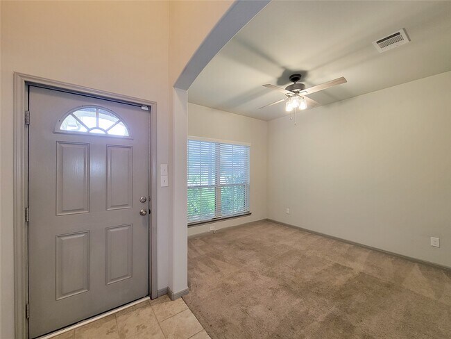 Foto del edificio - 15611 Jackie Robinson Rd