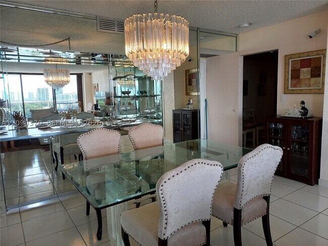 Foto del edificio - 3701 N Country Club Dr