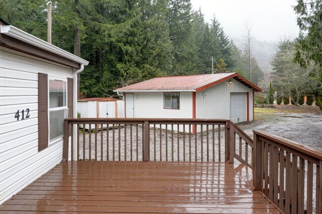 Building Photo - 3 Bedroom 1.75 Bath Mobile Home with Garag...