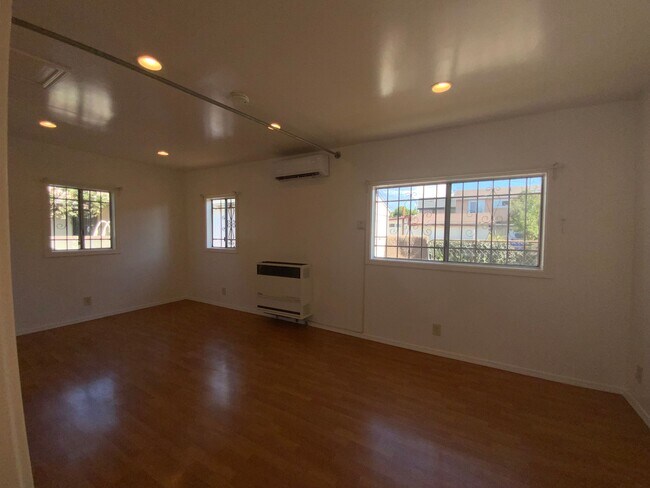Building Photo - Studio Apartment located in the heart of Los Angeles, CA