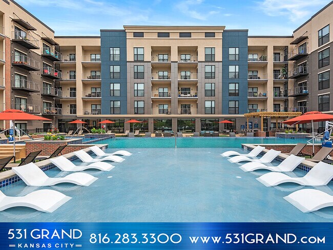 Relax at the pool - 531 Grand