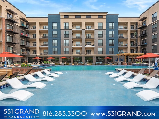 Relax at the pool - 531 Grand