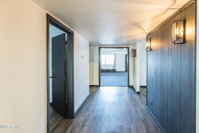 Foto del edificio - 4672 N 105th Ave