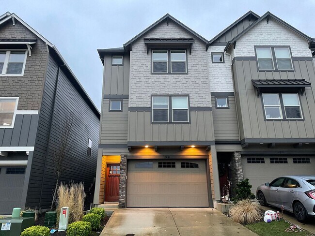 Building Photo - NEWER LUXURY Style Townhouse with a gorgeo...