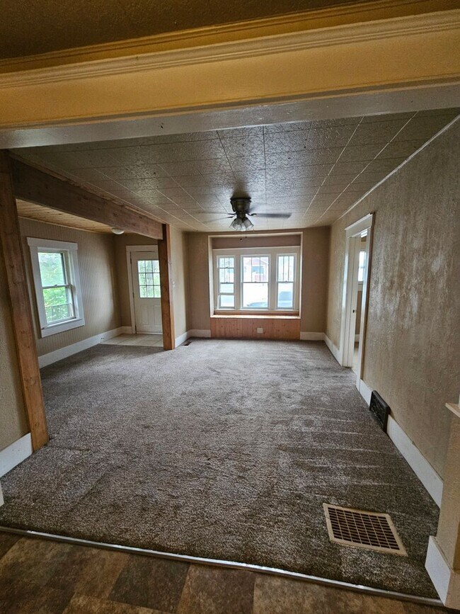 Building Photo - Large 2bd 1 ba House with tons of storage