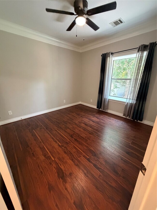Foto del edificio - 1523 Glen Oaks Dr