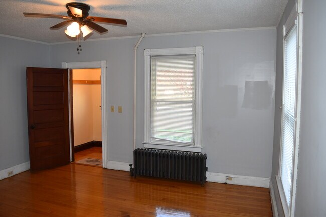 Entrance/Family Room - 84 Summit St