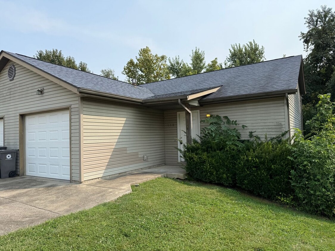 Primary Photo - 3 bedroom, 2 bathroom duplex on Bloomingto...