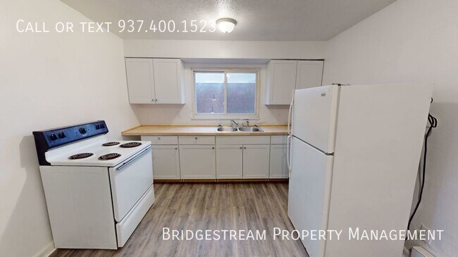 Building Photo - Updated top level 2 bed, 1 bath unit in No...