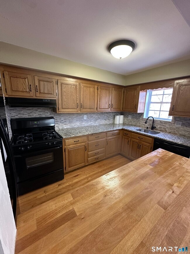 Foto del edificio - 1693 Litchfield Turnpike