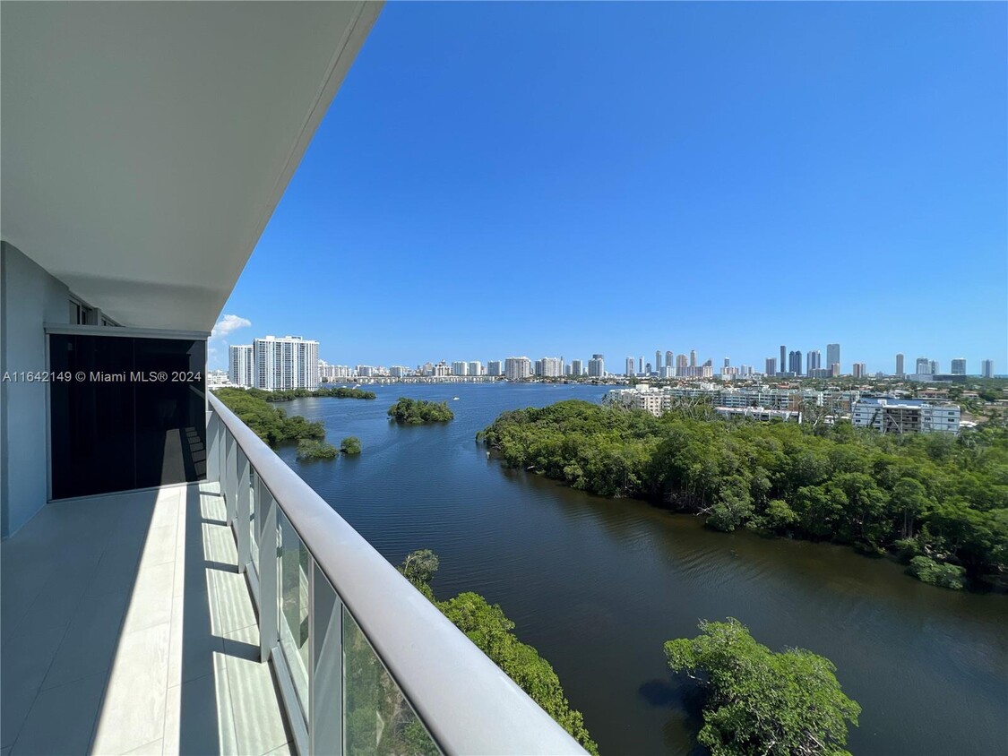 Foto principal - 16385 Biscayne Blvd