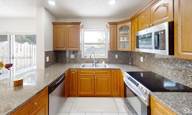 Building Photo - 8422 SW 44th Pl