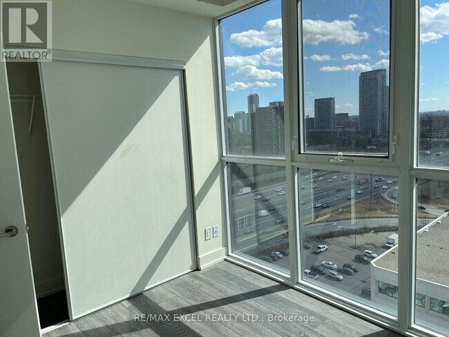 Photo du bâtiment - 180 Fairview Mall Dr