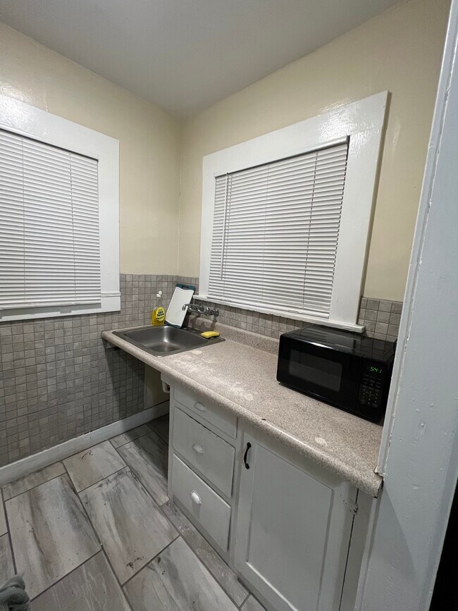 Beautiful kitchen with lots of cabinets - 1717 California Ave