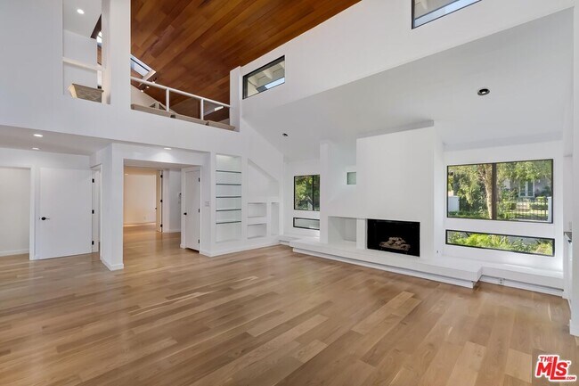 Building Photo - 612 N Elm Dr