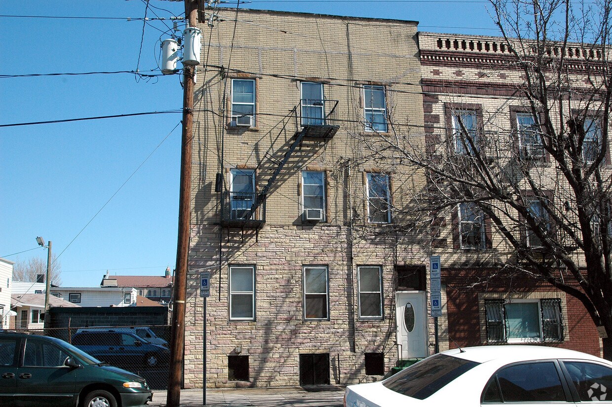 Building Photo - 88 Wallis Ave