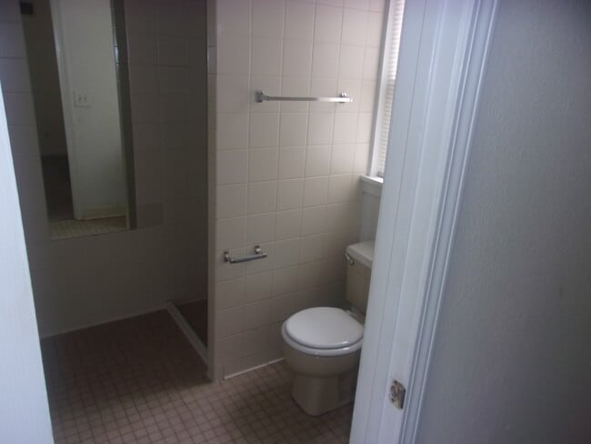 2nd bath - 908 Mechanic St