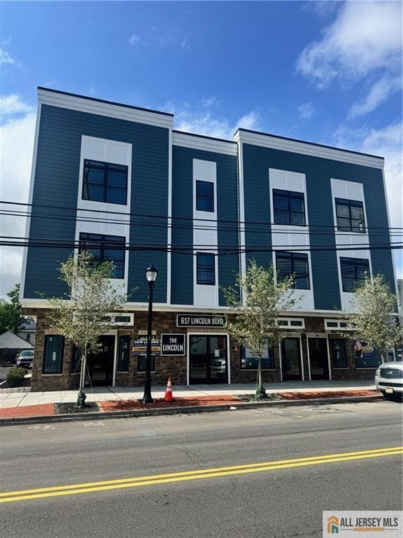 Building Photo - 617 Lincoln Blvd