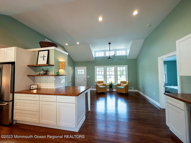 Building Photo - 1008 Shore Rd