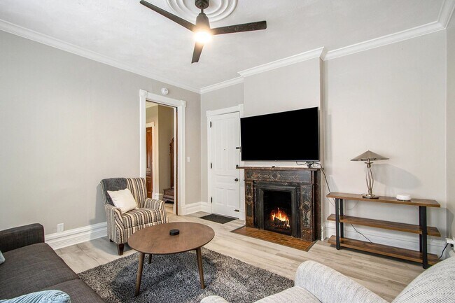 Foto del edificio - $1495 ? Tastefully furnished 1BR Apartment...