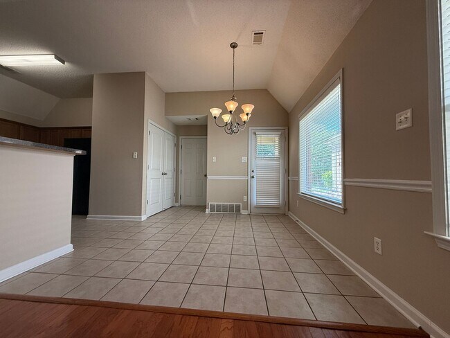 Foto del edificio - ADORABLE TWO STORY HOME IN GREAT LOCATION!