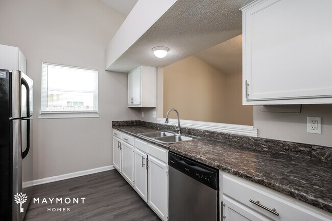 Foto del edificio - Charming 3-Bedroom Goose Creek Home with Sunroom