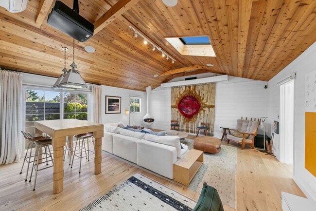 Building Photo - 7038 Dume Dr